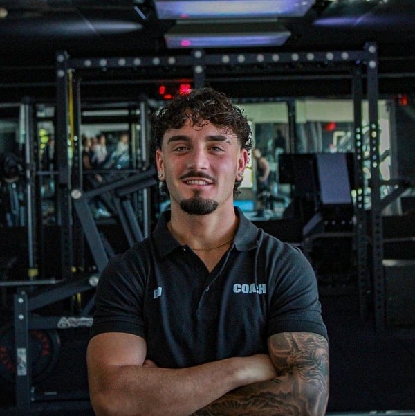 Rosario Vicario in palestra a braccia conserte, con la polo da coach