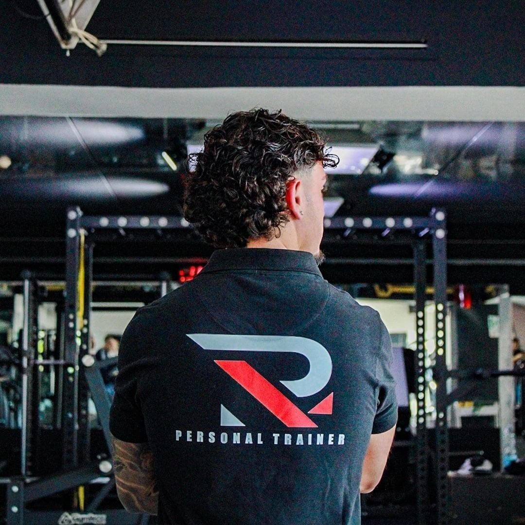 Rosario Vicario di spalle in sala, con la maglia del suo logo da personal trainer